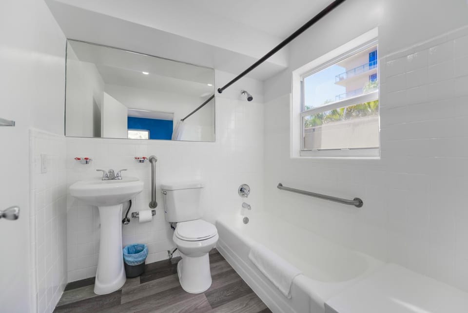 Radiant Unit with parking and pool - M26 Apartment in Hollywood Beach