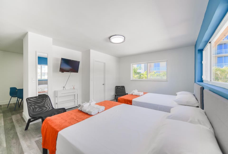 Radiant Unit with parking and pool - M26 Apartment in Hollywood Beach