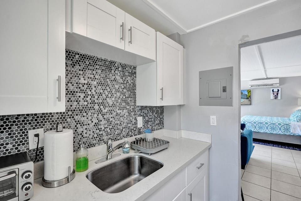 Walk to Las Olas Pool Perfect Couples Stay Apartment in Fort Lauderdale