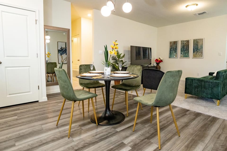 Lavishly Decorated 3-Bedroom Home Near Samsung-Taylor with King-Sized Bed House in Rio Grande