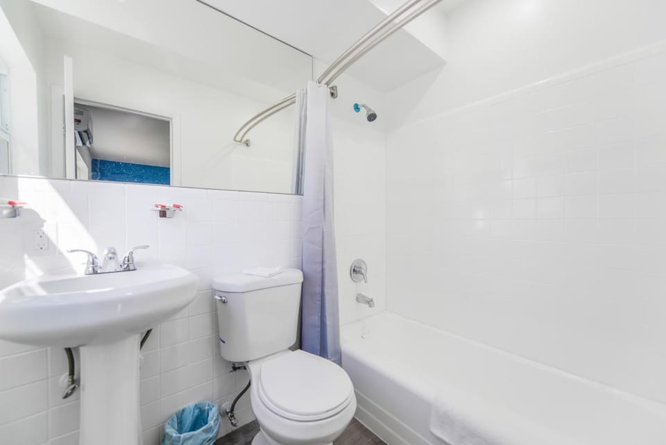 Spacious Oceanfront Studio with pool access - M27 Apartment in Hollywood Beach