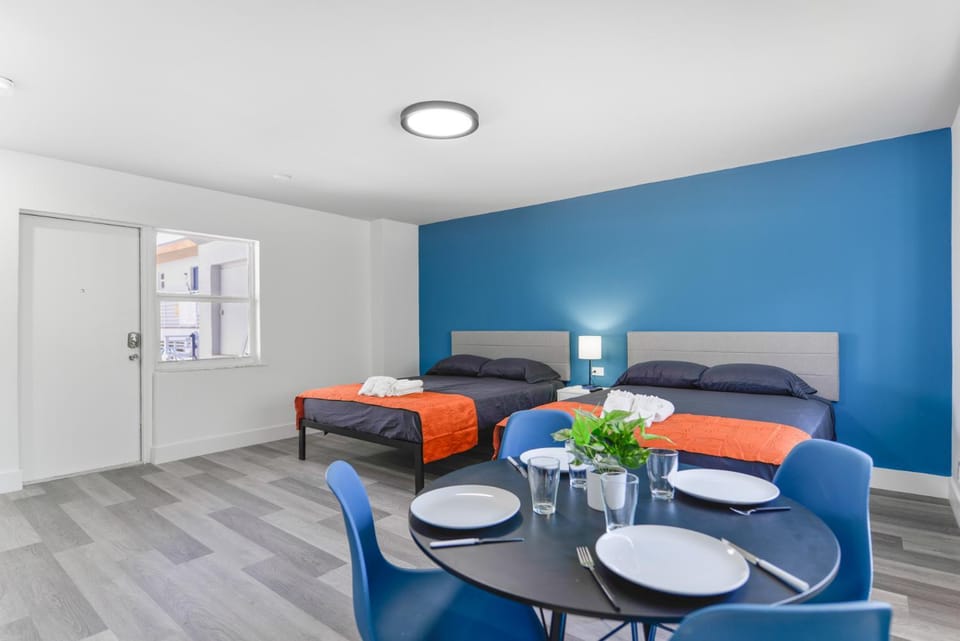 Spacious Oceanfront Studio with pool access - M27 Apartment in Hollywood Beach
