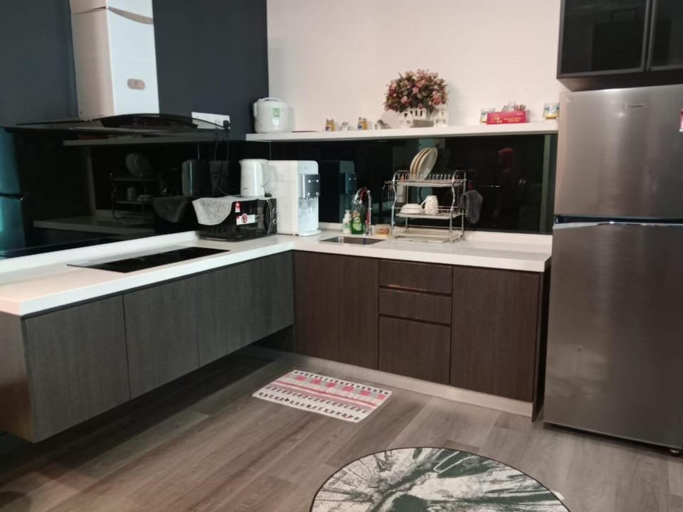 Kitchen or kitchenette, minibar, oven, stove