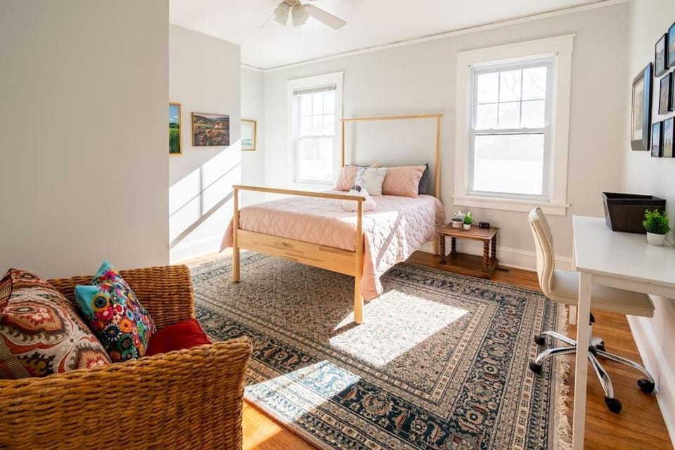 Bed, Seating area, Bedroom, fireplace