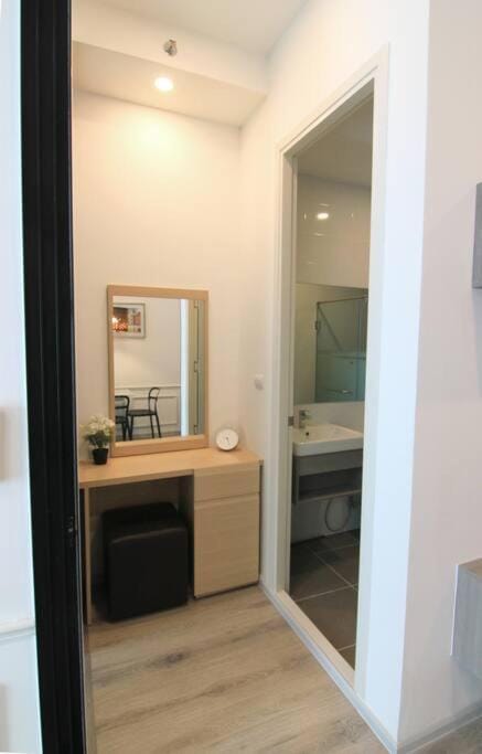 New Condo, Hi-Speed Wi-Fi, Gym Pool, near Lam Sali MRT Apartment in Bangkok