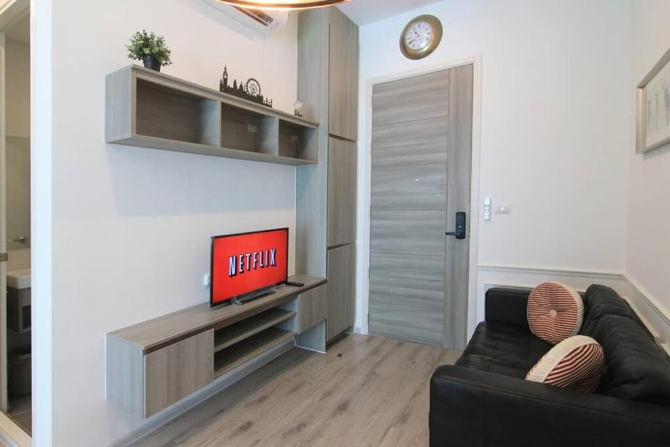 New Condo, Hi-Speed Wi-Fi, Gym Pool, near Lam Sali MRT Apartment in Bangkok