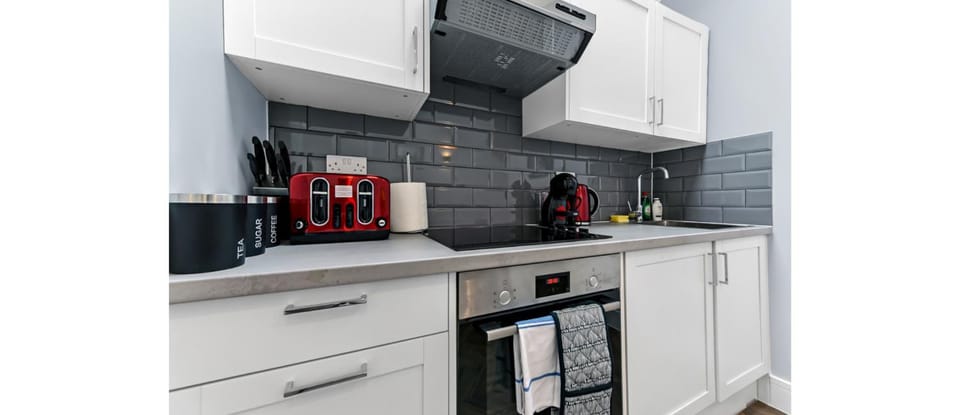 Kitchen or kitchenette, minibar, oven, stove, toaster