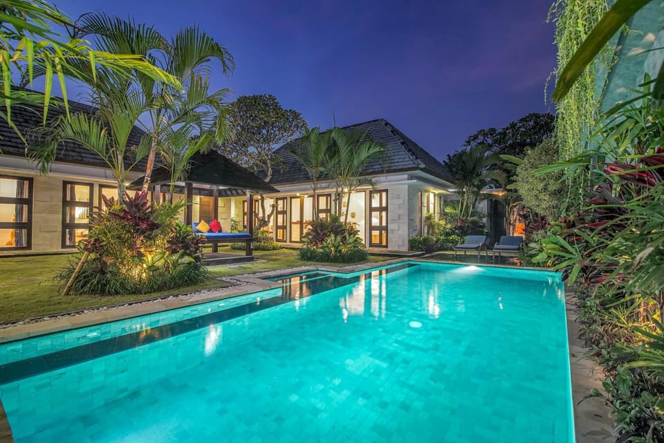 Property building, Night, Garden, Garden view, Pool view, Swimming pool, Swimming pool, sunbed