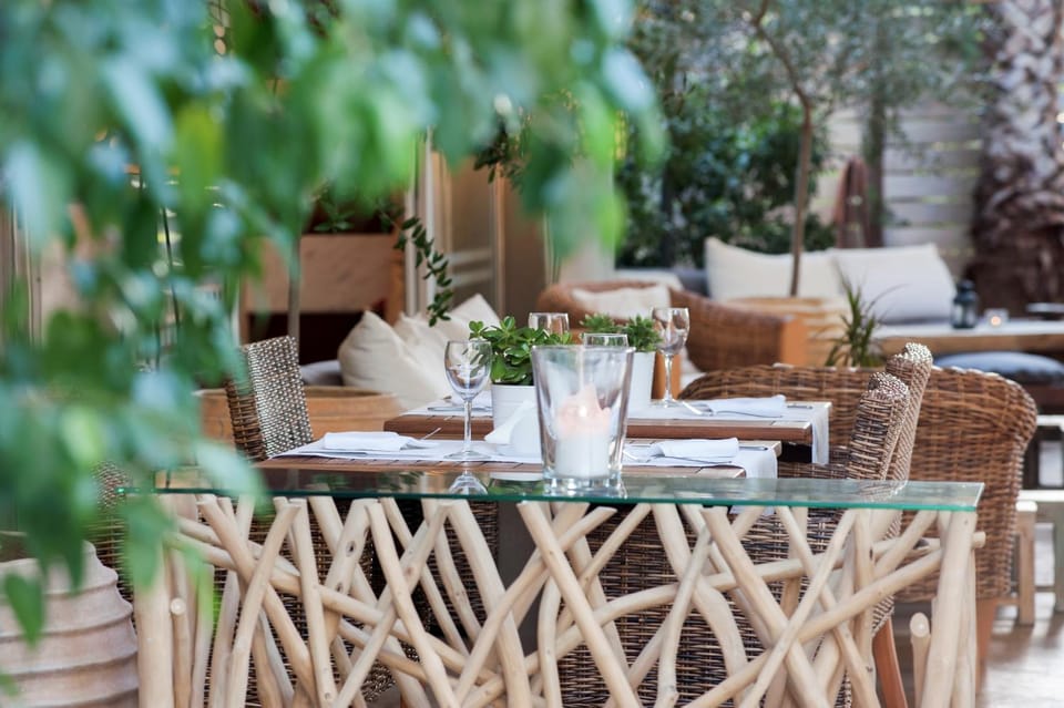 Restaurant/places to eat, Area and facilities