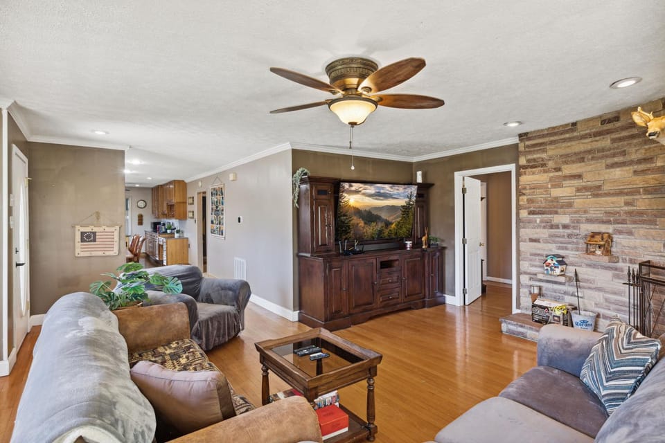 Mid-Century Vintage Brick Ranch Upstairs Guesthouse House in Sevierville