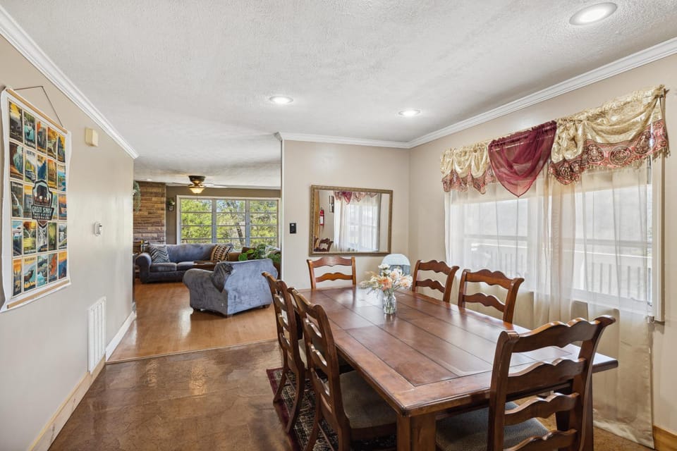 Mid-Century Vintage Brick Ranch Upstairs Guesthouse House in Sevierville