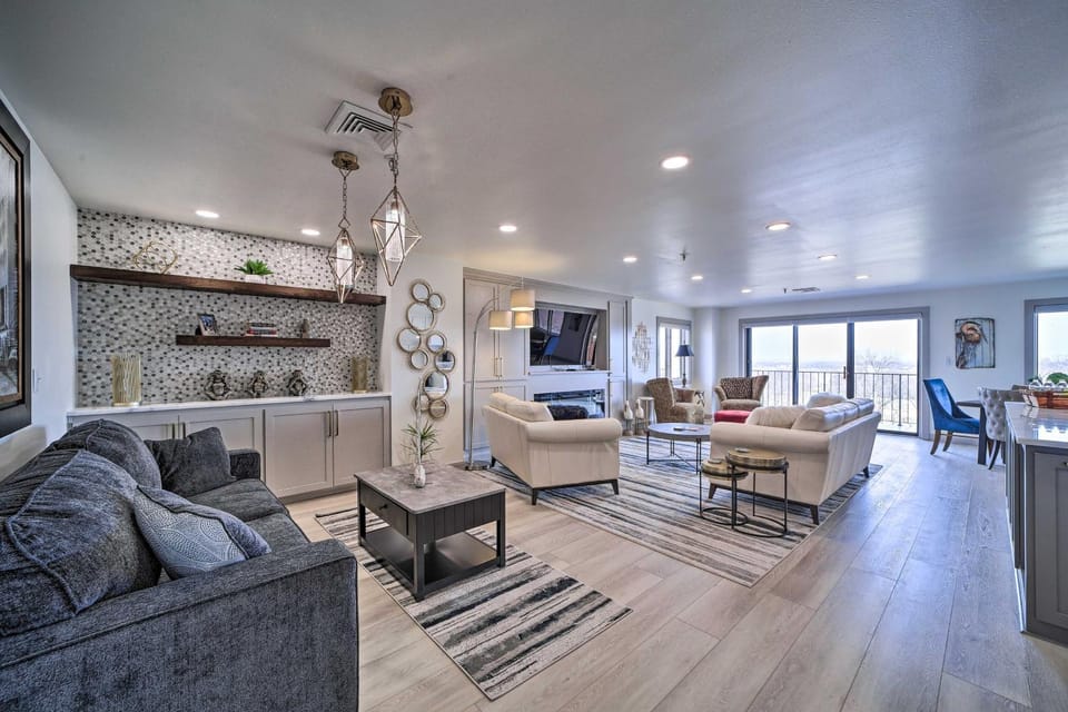 Balcony and Lake View Modern Condo in Monkey Island Apartment in Grove