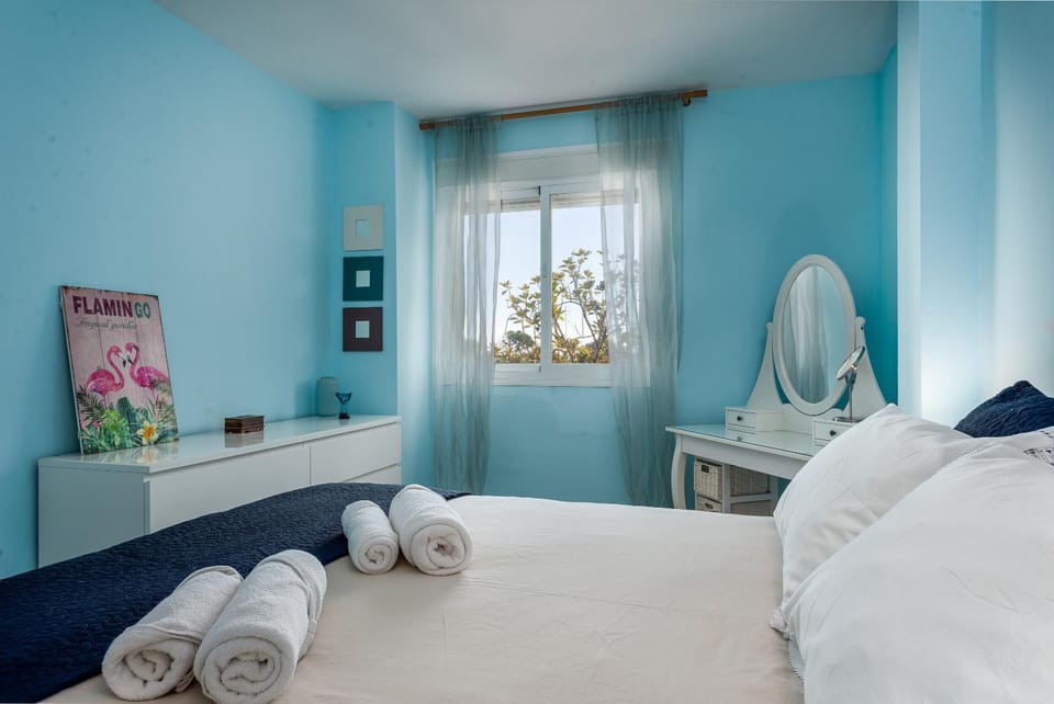 Photo of the whole room, Bedroom