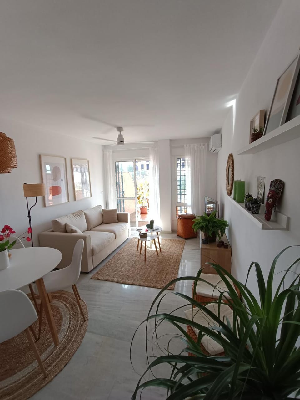 TV and multimedia, Living room, Seating area, Dining area, fireplace, air conditioner