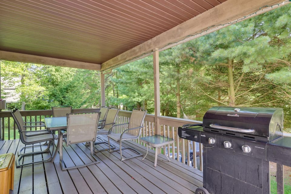 Fire Pit! Lake Harmony Home, 3 Mi to Big Boulder House in Hickory Run State Park