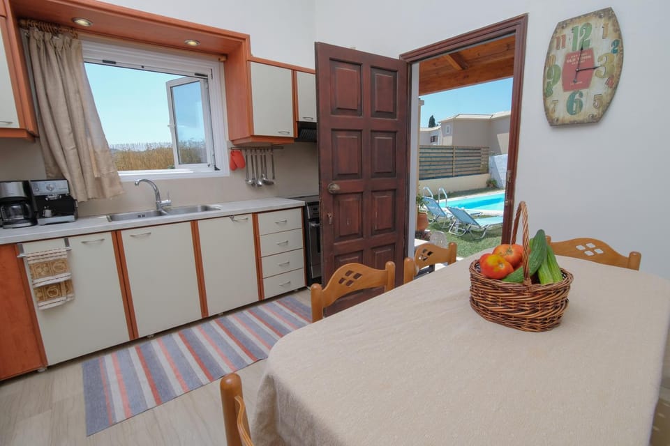 Dining area, kitchen