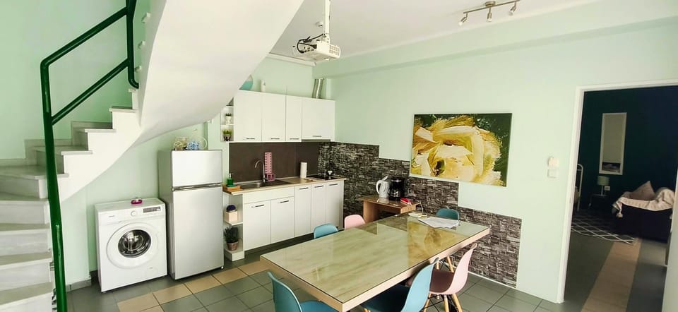 Kitchen or kitchenette, Dining area, washing machine