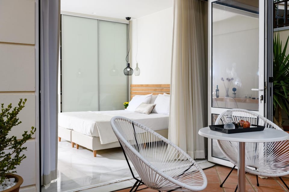 Bed, Photo of the whole room, Seating area, Bedroom, Pool view