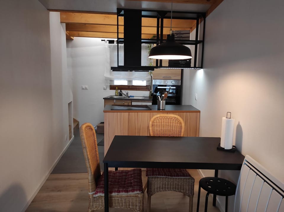 Coffee/tea facilities, Kitchen or kitchenette, Dining area, minibar, pet friendly, stove, toaster