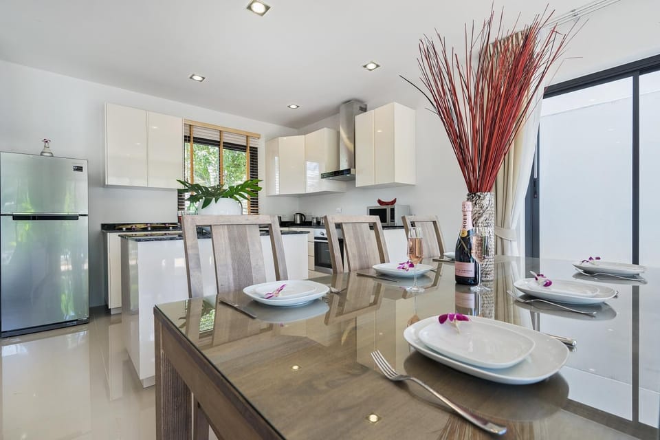 Kitchen or kitchenette, Dining area, dishwasher, oven, stove