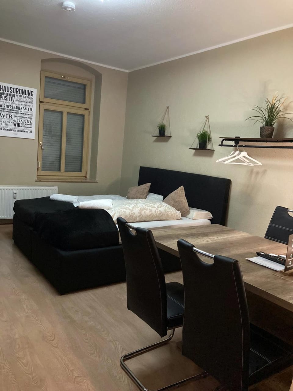 Bed, Living room, Photo of the whole room, Seating area, Dining area, Bedroom