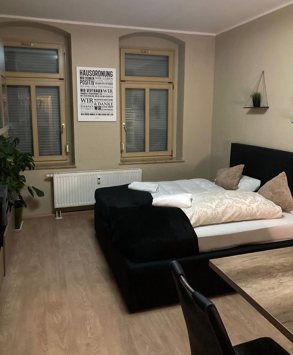 Bed, Living room, Photo of the whole room, Seating area, Bedroom, internet