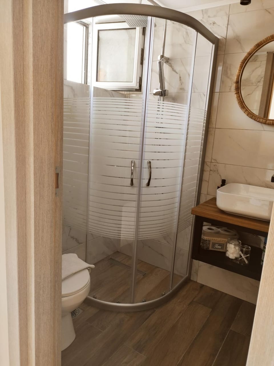 Shower, Toilet, Bathroom, towels
