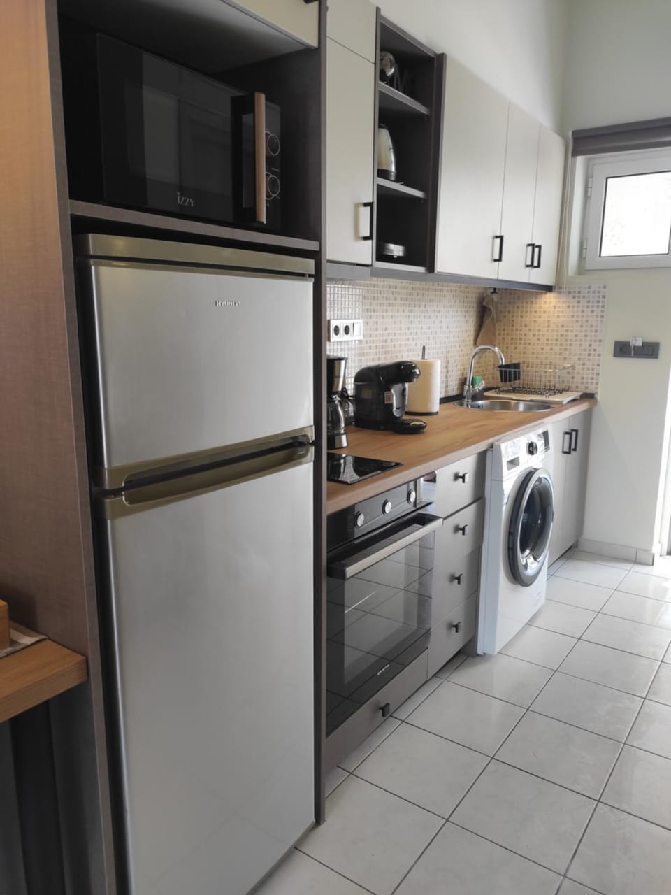 Coffee/tea facilities, Kitchen or kitchenette, oven, stove