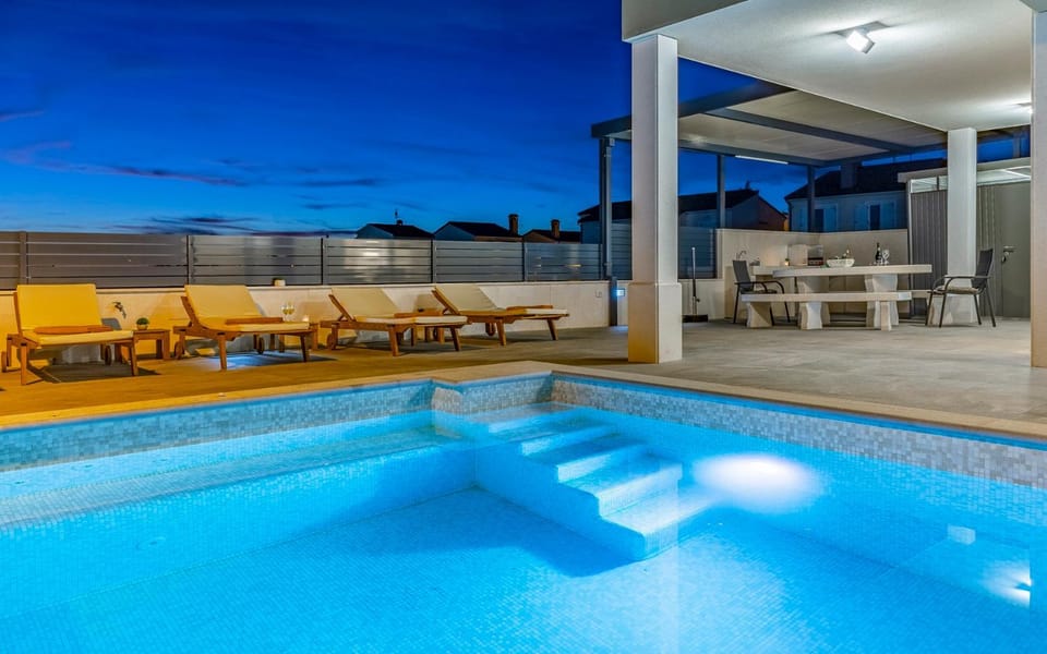 Patio, Swimming pool, sunbed