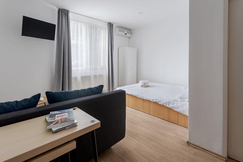 Bed, TV and multimedia, Living room, Photo of the whole room, Seating area, Bedroom, towels