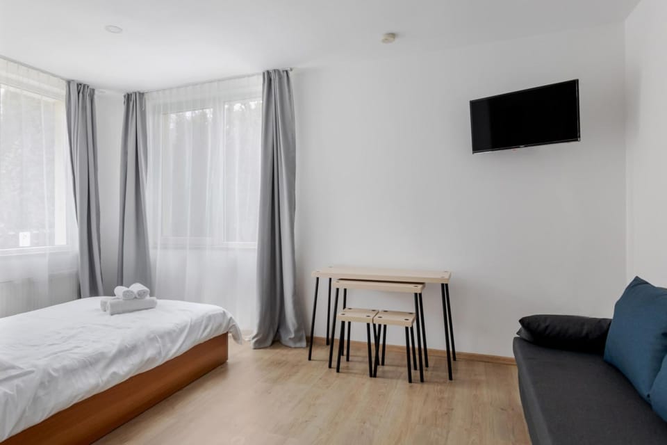 Communal lounge/ TV room, Bed, TV and multimedia, Living room, Photo of the whole room, Seating area, Evening entertainment, Bedroom