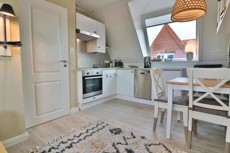 Kitchen or kitchenette, Dining area, dishwasher, oven, toaster