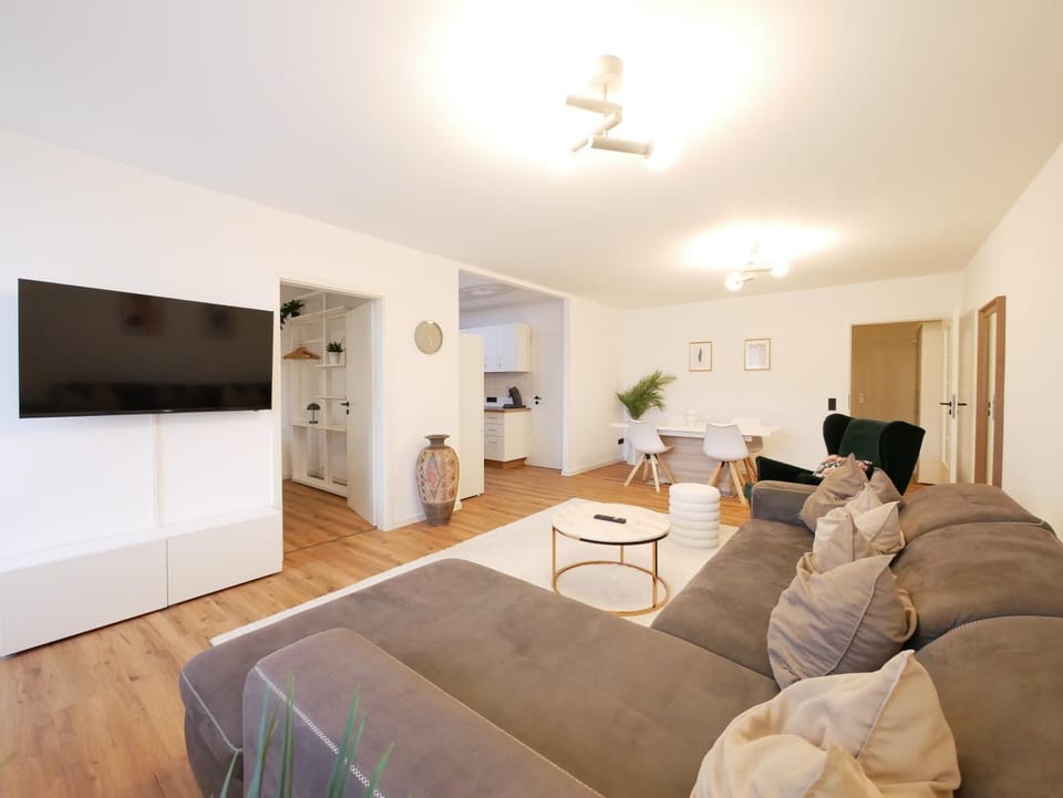TV and multimedia, Living room, Seating area, Dining area