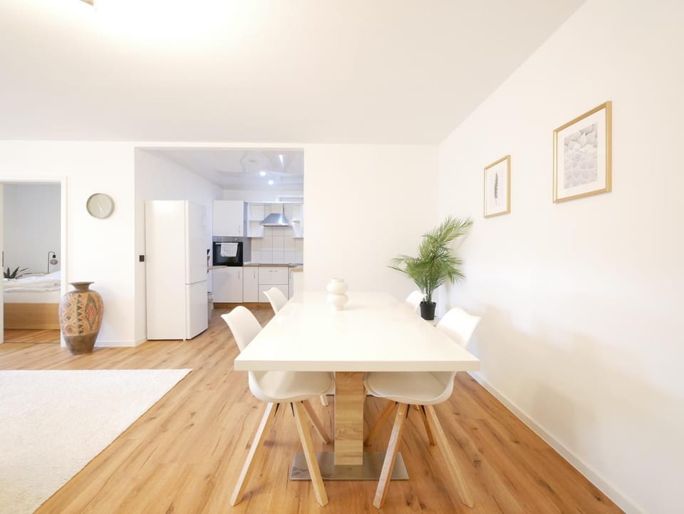 Kitchen or kitchenette, Living room, Seating area, Dining area, oven
