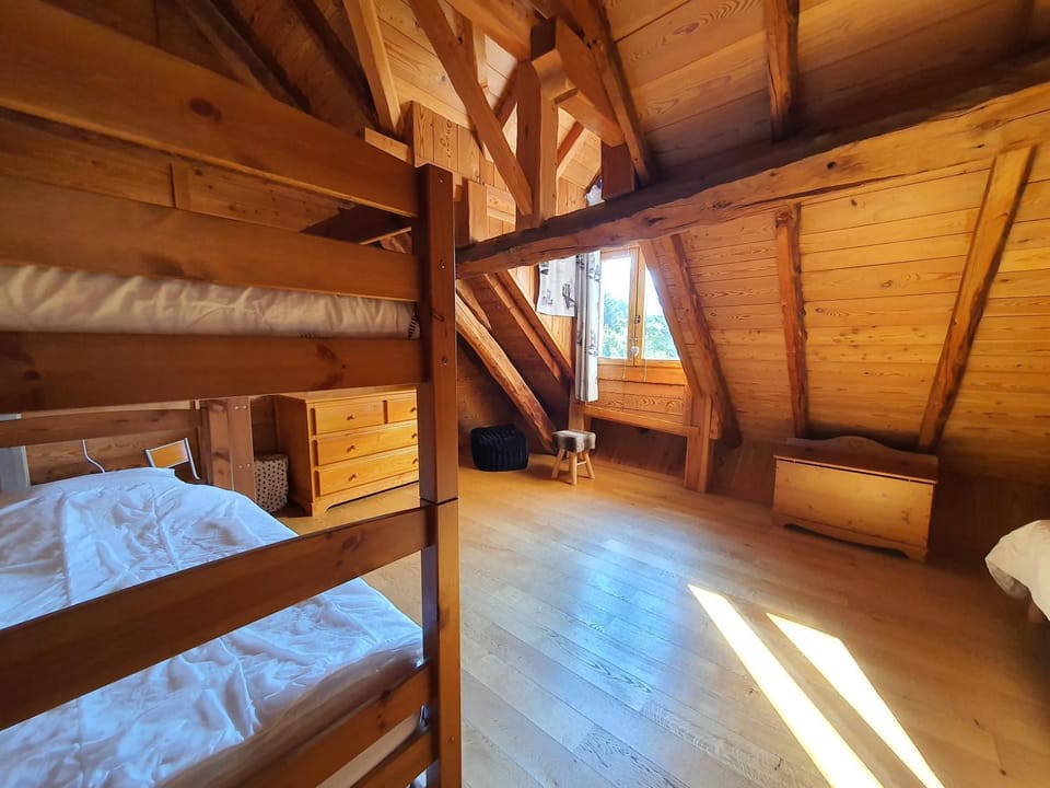 Bedroom, bunk bed