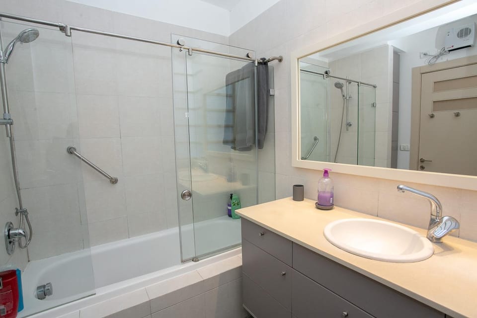 Shower, Bathroom, Bath, towels