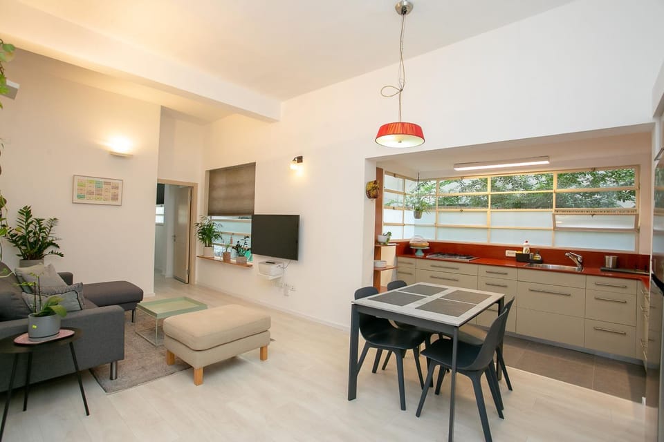 Kitchen or kitchenette, Living room, Seating area, Dining area