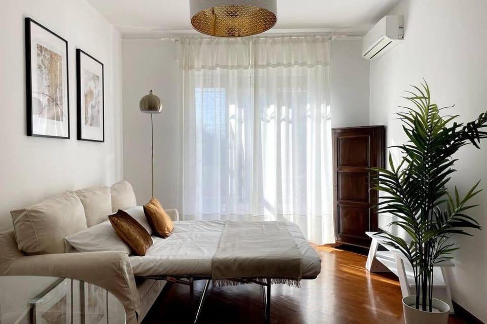 Bed, Living room, Seating area