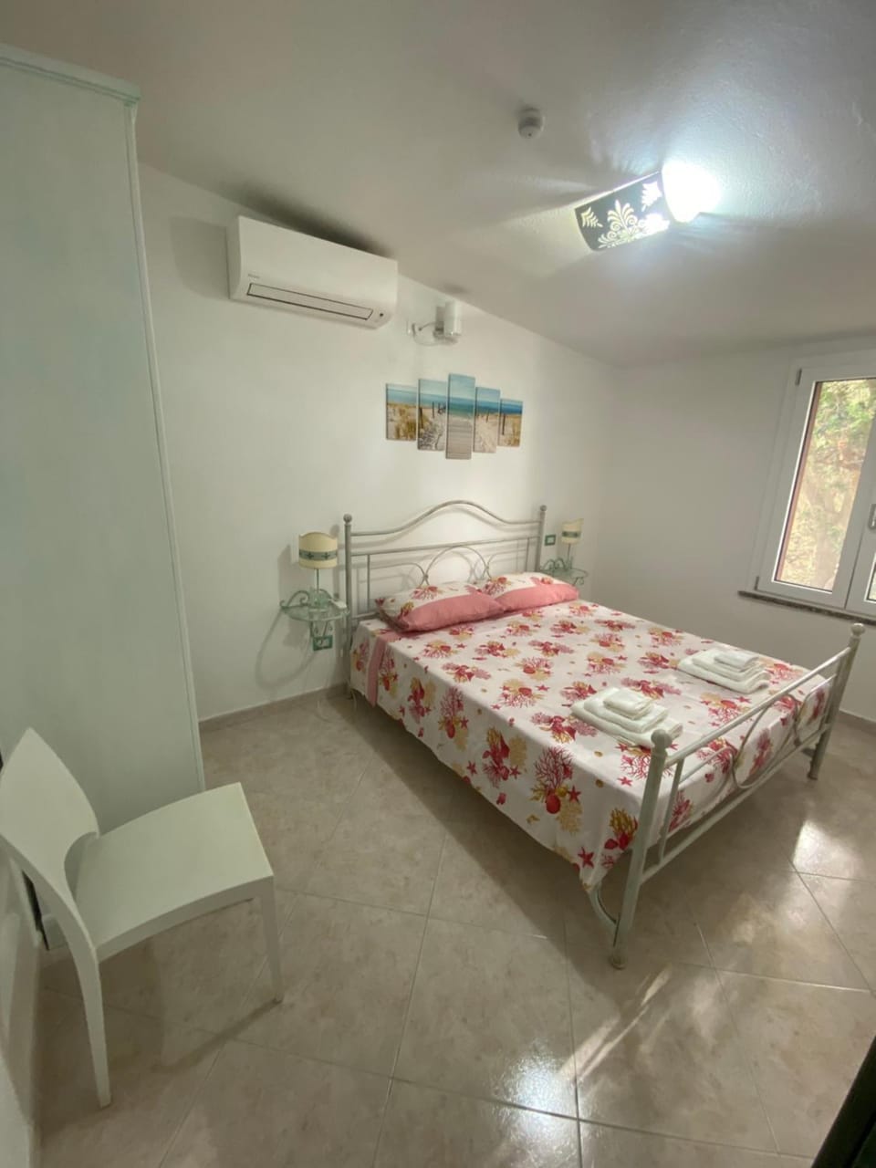 Photo of the whole room, Bedroom, air conditioner