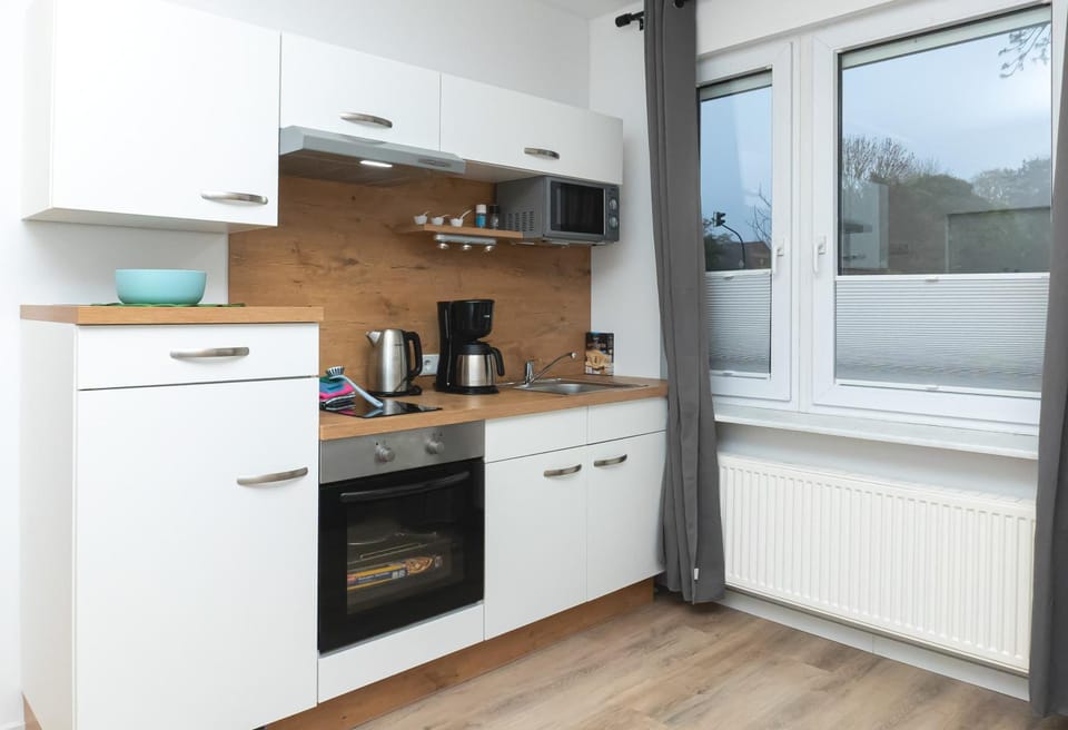 Coffee/tea facilities, microwave, oven, stove, kitchen