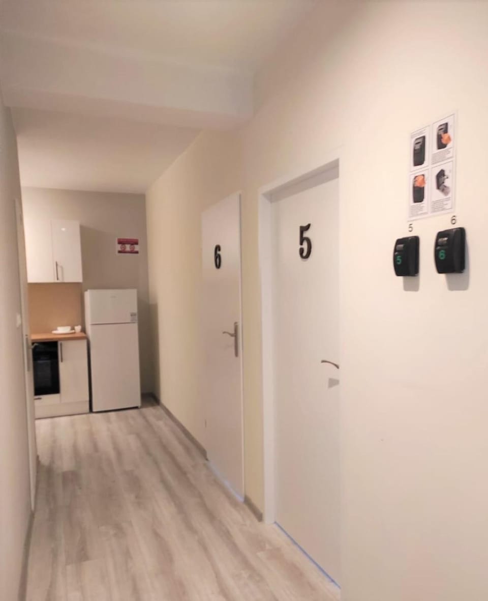 Kitchen or kitchenette, minibar, oven