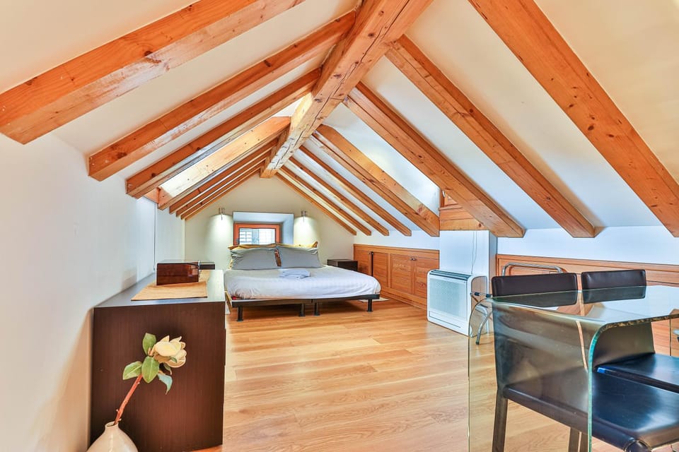 Bed, Photo of the whole room, Decorative detail, Seating area, Bedroom