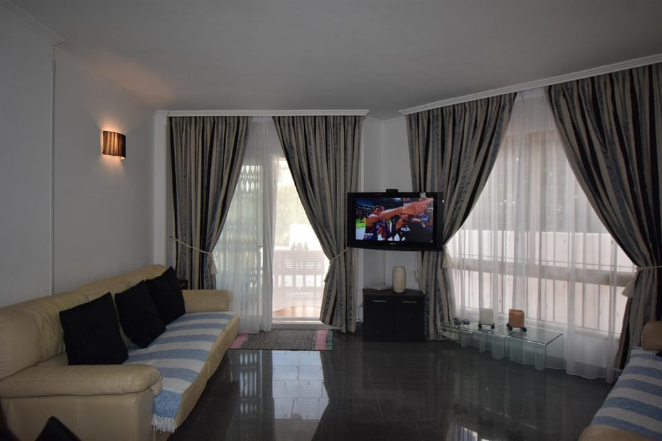 Communal lounge/ TV room, Living room