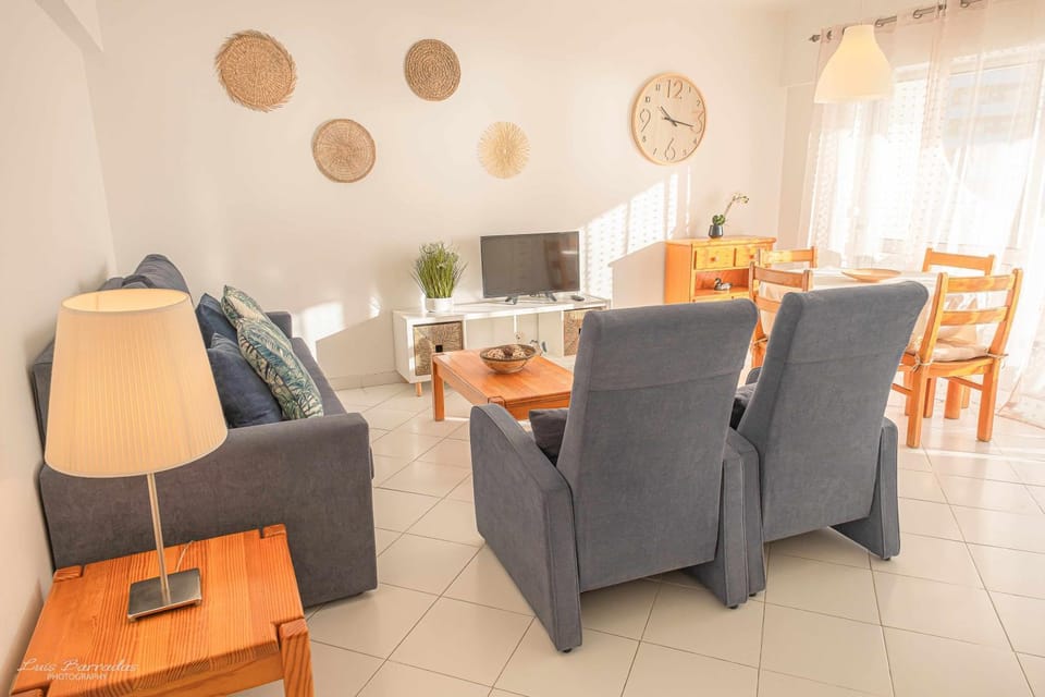 Communal lounge/ TV room, TV and multimedia, Living room, Seating area, Dining area