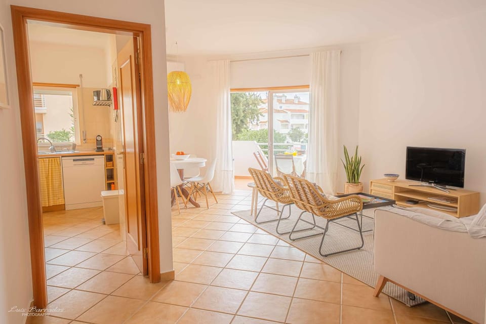 TV and multimedia, Kitchen or kitchenette, Living room, Seating area, Dining area