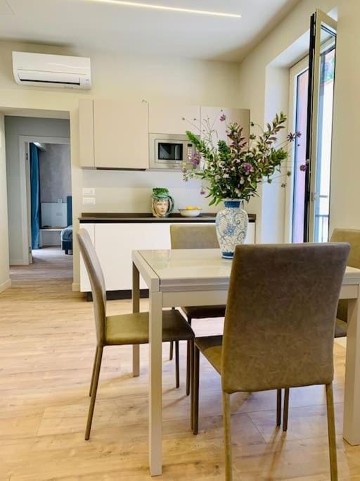 Kitchen or kitchenette, Living room, Seating area, Dining area, air conditioner