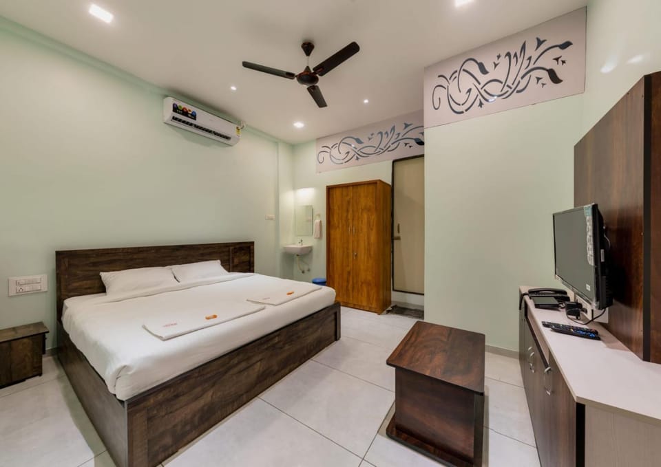 Bed, Photo of the whole room, Bedroom, fireplace