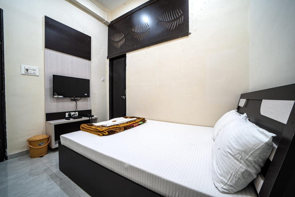 Bed, TV and multimedia, Photo of the whole room, Bedroom, towels