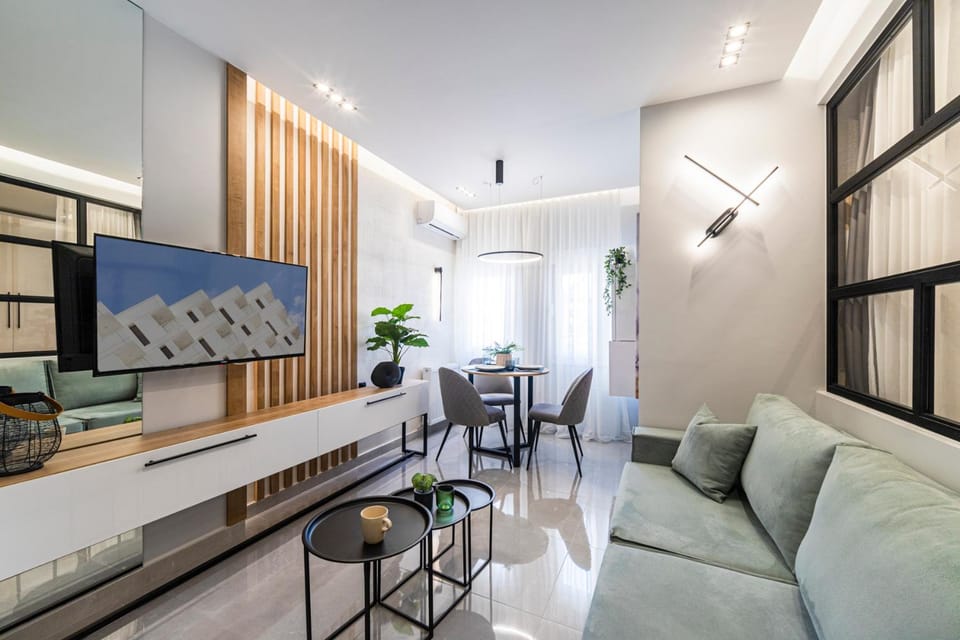 TV and multimedia, Living room, Seating area, Dining area, air conditioner