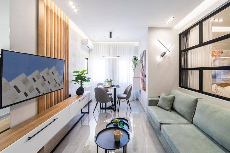 Communal lounge/ TV room, TV and multimedia, Living room, Seating area, Evening entertainment